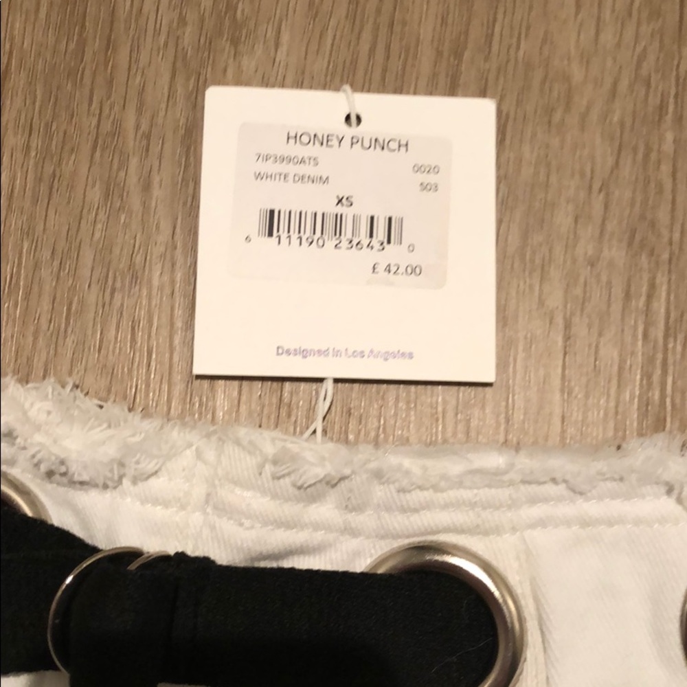 Honey Punch white shorts w/ black belt - Picture 2 of 3